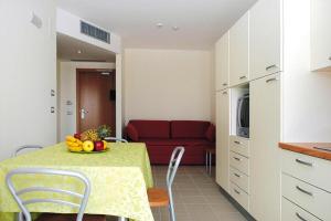 uma cozinha com uma mesa com uma taça de fruta em Apartment in Roseto Degli Abruzzi em Roseto degli Abruzzi