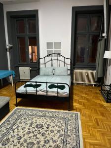1 dormitorio con cama y alfombra en Casa Nora, en Budapest