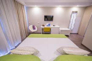 Telewizja i/lub zestaw kina domowego w obiekcie Hotel RF San Borondon