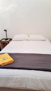 Un pat sau paturi într-o cameră la Casa Colibrí Apartamento 4