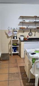 a kitchen with a counter and a counter top at Casa prática e completa próxima de tudo in Ubatuba