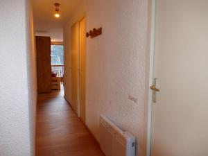 un couloir avec une porte menant à une chambre avec un étage dans l'établissement Appartement Mont-de-Lans, 3 pièces, 6 personnes - FR-1-546-29, à Les Deux Alpes