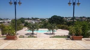Bazén v ubytování Relais Masseria Serritella nebo v jeho okolí