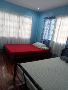 Josephine's Home Donsol Sorsogon客房内的一张或多张床位