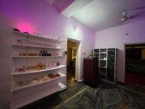 eine Küche mit weißen Regalen mit Essen drauf in der Unterkunft 4BHK Private Farm House for Budget Group stay in Mandrem