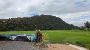 un campo de golf con reflejo de una montaña en Inapan desa bukit papan, en Kuala Perlis