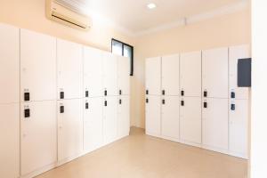 Momostay في جورج تاون: غرفة خزانة بيضاء كبيرة مع خزانات بيضاء