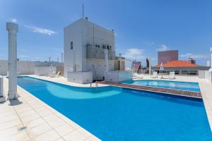 La alberca dentro o cerca de Aquarelle by Viva - Prédio nos Ingleses pé-na-areia com piscina 12 fotos más