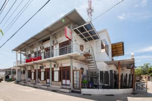 a white building with a lot of windows at RedDoorz Syariah near Pasar Aceh Shopping Centre in Banda Aceh