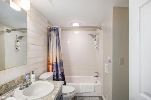 Ένα μπάνιο στο Quiet and Cozy Lakefront Home Near Mt Boyne +11 φωτογραφίες