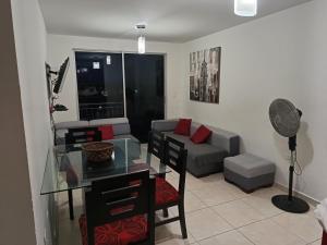 ein Wohnzimmer mit einem Sofa und einem Glastisch in der Unterkunft Se Alquila Hermoso Apartamento in Neiva