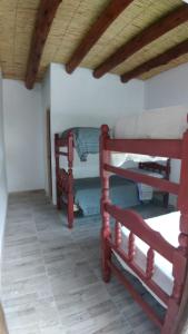 Tempat tidur susun dalam kamar di Hospedaje Puntos Cardinales