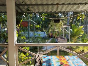eine Veranda mit Gartenblick in der Unterkunft Casa Jaragua in Barra de Santiago