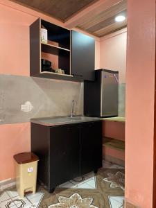 a kitchen with a sink and a refrigerator at Hostal Camping La Y Griega in Bocas Town