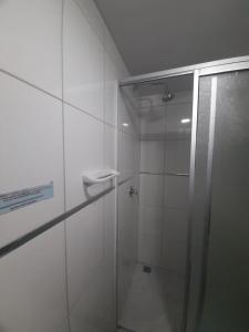 La salle de bains est pourvue d'une douche avec une porte en verre. dans l'établissement LOFT-STUDIO-en el PRADO-PISO 5, à Cochabamba