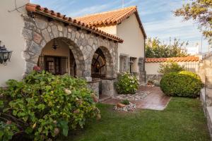 a house with an archway in the yard at Casa del Sol Cafayate in Cafayate