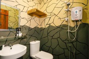 Koupelna v ubytování Anggun Hotel + 37 fotografií