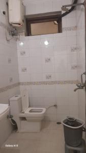 A bathroom at HOTEL UDAY RAJ