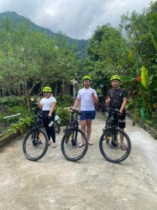 drei Personen mit Helmen, die mit ihren Fahrrädern stehen in der Unterkunft Dao's House Hoang Nong in Lá Cam