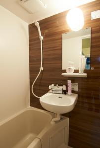 een badkamer met een wastafel, een toilet en een bad bij DM402 観光名所とナイトライフの拠点となる魅力的な宿泊施設 in Osaka