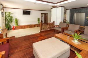 TV a/nebo společenská místnost v ubytování Cheathata CTA Hotel Siem Reap