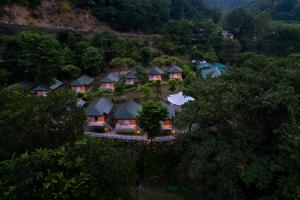 an overhead view of a resort in a forest at Banyan By The Ganges in Devaprayāg