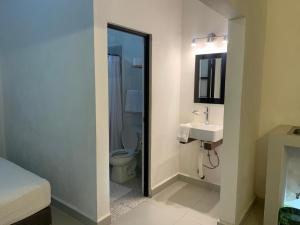 Koupelna v ubytování HOTEL SOÍ BACALAR + 9 fotografií