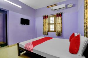 A bed or beds in a room at OYO Flagship Paradise villa