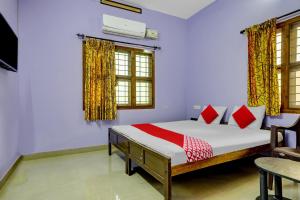 Кровать или кровати в номере OYO Flagship Paradise villa