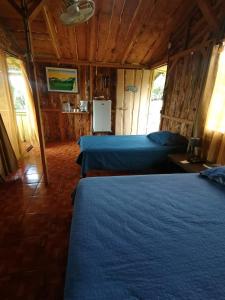 Un dormitorio con dos camas en una habitación. en Hotel Cotobruseño, en San Francisco