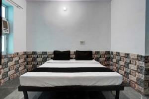 a large bed in a room with at OYO Jatin Hotel And Restaurant in Rewāri