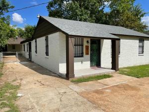 een klein wit gebouw met een zwart dak bij Karizma Haven in Midtown Memphis in Memphis