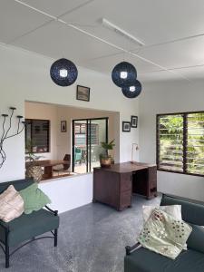- un salon avec deux canapés et un bureau dans l'établissement Stay at Eden on the River, à Port Vila