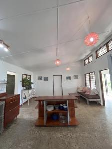 sala de estar con mesa y sofá en Stay at Eden on the River en Port Vila