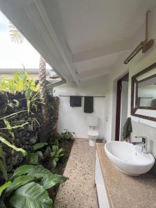 y baño con lavabo y aseo. en Stay at Eden on the River, en Port Vila