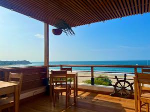 a room with a balcony with a view of the ocean at PUNTA VELEROS ROOFTOP in Los Órganos