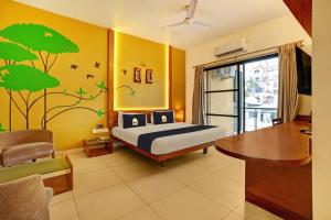1 dormitorio con cama, escritorio y ventana en Astra Hotels & Suites - Marathahalli, en Bangalore