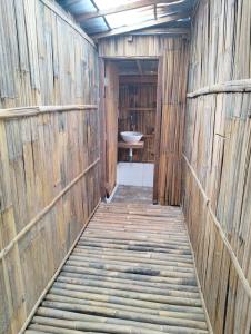 baño con lavabo y pared de madera en Wanagiri Campsite, en Gitgit