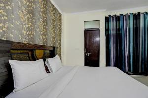 Un pat sau paturi într-o cameră la Hotel Crystal INN
