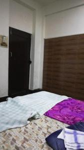 sypialnia z łóżkiem z fioletowo-białą pościelą w obiekcie Hotel Swagat Bhubaneswar w mieście Bhubaneswar