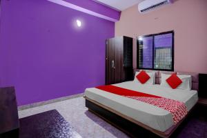 מיטה או מיטות בחדר ב-OYO Flagship Hotel Ashok Vatika Banquet Hall