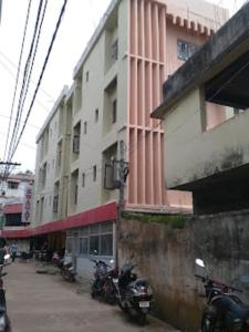 rząd motocykli zaparkowany przed budynkiem w obiekcie Hotel Swagat Bhubaneswar w mieście Bhubaneswar