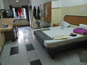 sypialnia z dużym łóżkiem w pokoju w obiekcie Hotel Swagat Bhubaneswar w mieście Bhubaneswar