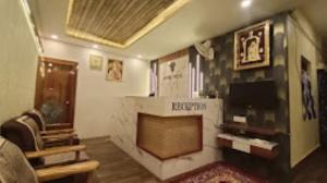 sala de estar con chimenea y TV en Hotel Payal Bhubaneswar, en Bhubaneshwar
