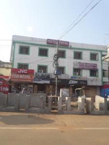 um edifício ao lado de uma rua em Hotel Payal Bhubaneswar em Bhubaneshwar