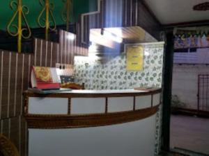 um balcão com livros num quarto em Hotel Payal Bhubaneswar em Bhubaneshwar