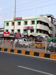 un edificio al lado de una calle de la ciudad en Hotel Payal Bhubaneswar, en Bhubaneshwar