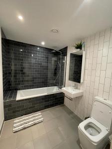 Kúpeľňa v ubytovaní 2bed Royal Wharf London