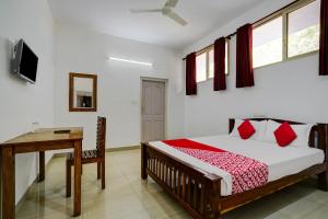 Cama ou camas em um quarto em OYO Flagship Aruvi Annex
