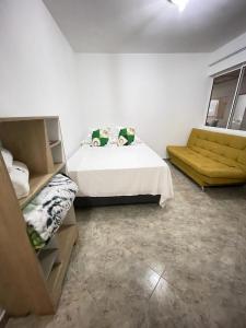 sypialnia z łóżkiem i kanapą w obiekcie Hotel Don Blas Jardín w mieście Jardin